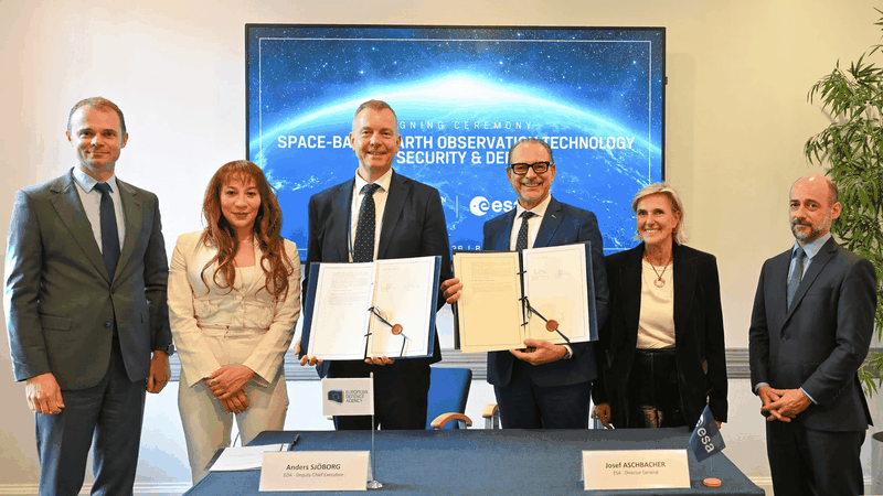 EDA Deputy Chief Executive Anders Sjöborg (left) together with ESA Director General Josef Aschbacher and respective teams at the signing ceremony in Brussels (Source:  EDA)