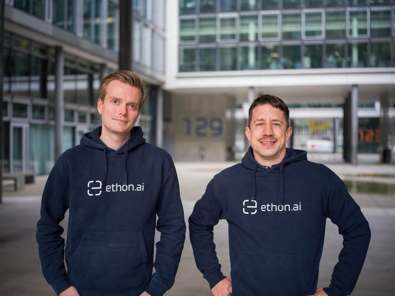 Dr. Julian Senoner und Bernhard Kratzwald (v. l.) vom Schweizer Scale-up EthonAI entwickelten eine KI-Software-Plattform, die digitale Werkzeuge zur Überwachung und Analyse von Fertigungsprozessen bietet. Sie verarbeitet Datenströme in Echtzeit, identifiziert Fehlerursachen, erkennt Optimierungspotenziale und schlägt Maßnahmen vor. Das System kann sogar eingreifen, um Abweichungen frühzeitig zu korrigieren. Nach erfolgreichen Tests in mehreren Werken ist die Technologie in acht Siemens-Fabriken im Einsatz und wird in 20 weiteren getestet. Über den Xcelerator-Marktplatz nutzen auch Kunden und Partner diese Lösung. (Bild: Siemens)