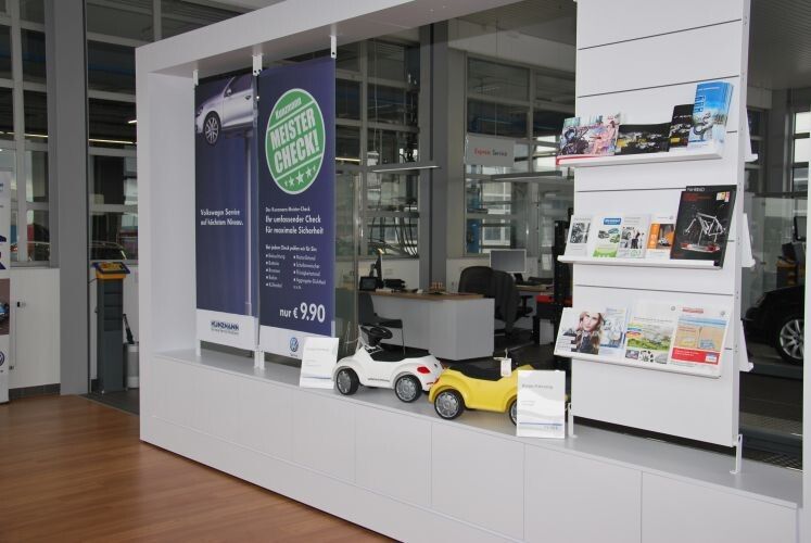 Die Zubehörpräsentation in der VW-Werkstatt (Foto: Michel)