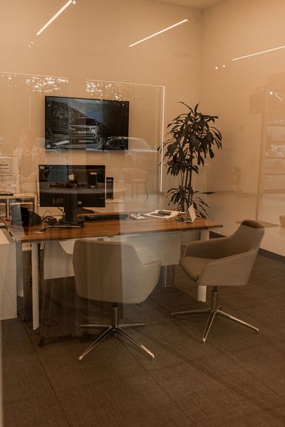 Zwölf Mitarbeiterinnen und Mitarbeiter werden die Kunden betreuen. (Bild: Jaguar Land Rover)