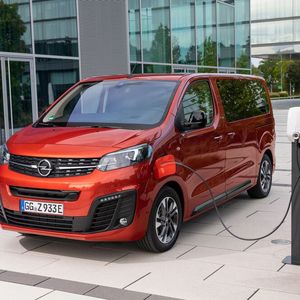 Opel liefert immer einen 11-kW-Charger mit, so dass komplett leere Batterien zumindest theoretisch nach 4,45 beziehungsweise 7 Stunden wieder vollgeladen sein sollen.(Bild:  Opel)