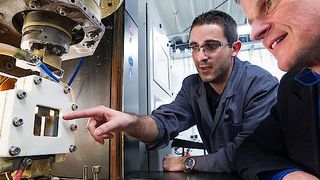 An der Saar-Uni forschen Ingenieure in unterschiedlichen Bereichen: Prof. Dirk Bähre (r.) und Dipl.-Ing. Olivier Weber arbeiten zum Beispiel an einem Verfahren, das es ermöglicht, maßgefertigte Metall-Bauteile in großer Zahl günstig herzustellen. (Bild: Oliver Dietze)
