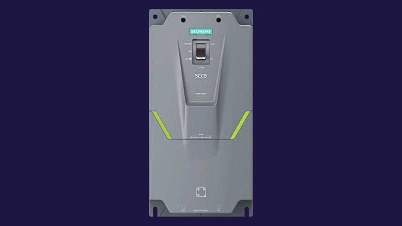 Infineon und Siemens zeigen, wie sich mit SiC-basierten Halbleiter-Leistungsschaltern der Schutz von Rechenzentren, Produktionsanlagen und Batteriespeichersystemen verbessern lässt. Im Mittelpunkt steht der Semiconductor-Circuit-Breaker SENTRON 3QD2, der Stromfehler im Mikrosekundenbereich erkennt und damit deutlich schneller reagiert als klassische Schutzschalter. (Bild: Siemens)