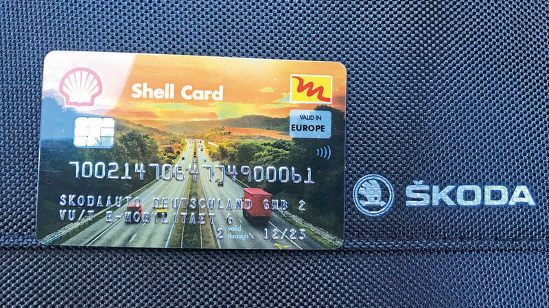 Zum Bezahlen an den Ladestationen sind Tankkarten unverzichtbar. Skoda hatte eine Shell Card mitgeliefert. An keiner der angefahrenen Stationen gab es damit ein Problem. Irritierend ist nur, dass jede Station ein wenig anders funktioniert. (Grimm/»kfz-betrieb«)