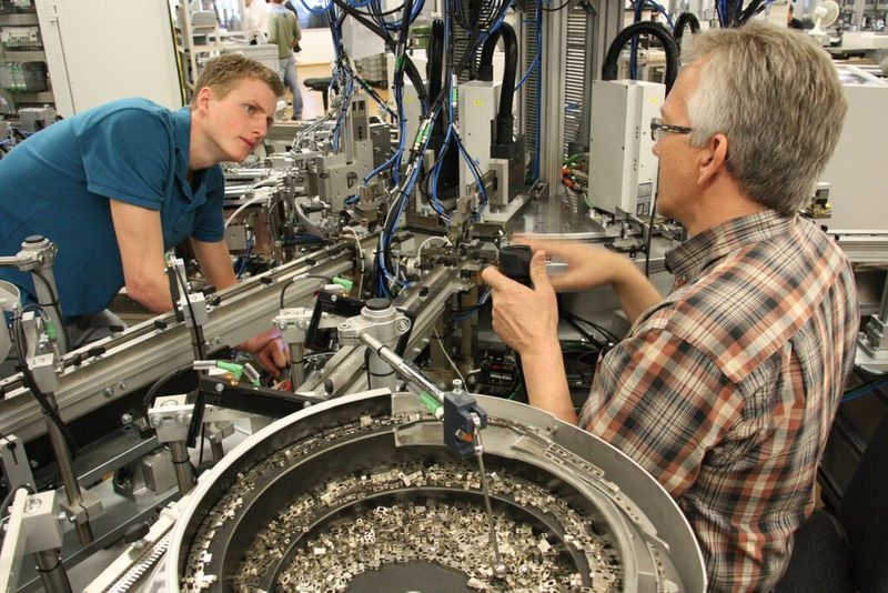 Der modulare Aufbau von Montagelinien mit einem Rundschalttisch ermöglicht eine hohe Flexibilität der Fertigung. (Bild: Phoenix Contact)