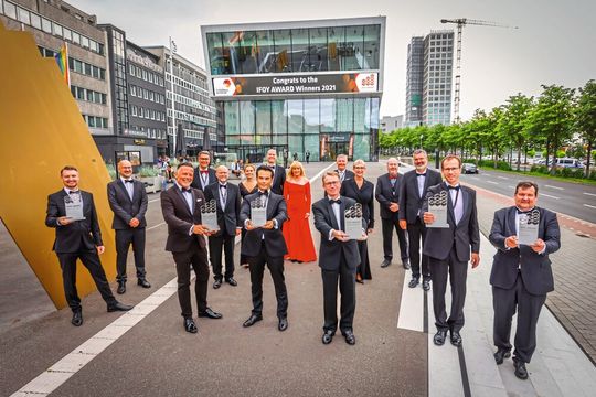 So sehen Sieger aus: Im Vordergrund die Preisträger der diesjährigen Ifoy-Awards, hinten die Laudatoren und Jurymitglieder, versammelt vor dem Deutschen Fußballmuseum in Dortmund. So sehen Sieger aus: Im Vordergrund die Preisträger der diesjährigen Ifoy-Awards, hinten die Laudatoren und Jurymitglieder, versammelt vor dem Deutschen Fußballmuseum in Dortmund.