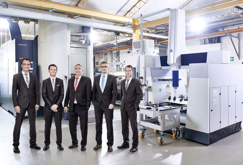 Gerhard Baum, Chief Digital Officer bei Schaeffler, Ivo Körner, Geschäftsführer Vertrieb bei IBM Deutschland, Prof. Dr.-Ing. Peter Gutzmer, Stellvertretender Vorsitzender des Vorstands und Vorstand Technologie der Schaeffler AG, Jürgen Henn, Executive Partner bei IBM Global Business Services, und Harald Gießer, Chief Information Officer bei Schaeffler (v.l.). (Jeibmann Photographik)