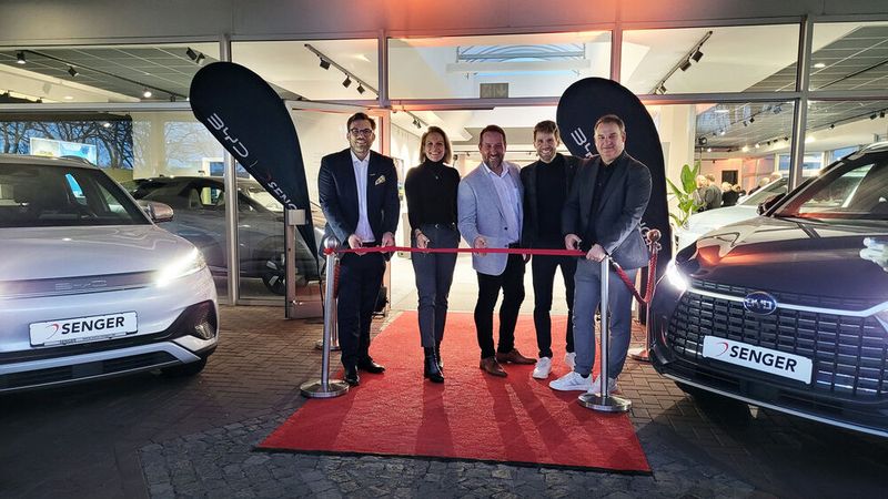 Durchschnitten das rote Band: (v. l.) Jochen Lennertz (BYD), Stefanie Senger, René Althaus, Andreas Knipp (alle Senger-Gruppe) sowie Frank Gerber (Hedin Electric Mobility). (Bild: Senger)