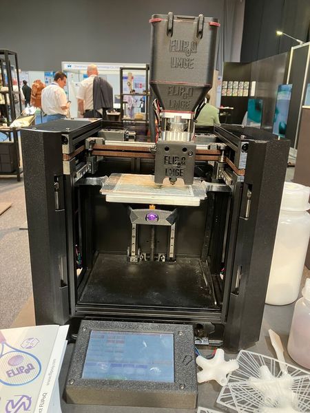 Das StartUp FlipoQ, eine Ausgründung der Uni Darmstadt, präsentierte ihren entwickelten Pellet 3D-Drucker. Das Besondere: Er kann das Bauteil von beiden Seiten drucken, eine Multiaxial-Achse macht es möglich. (Bild: VCG/Juliana Pfeiffer)