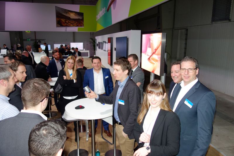 Der Zauberer testet die Schnelligkeit der Gäste! (Bild: IT-BUSINESS)