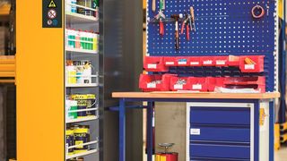 Der neukonzipierte Schrank V-Line von Asecos ist ein Sicherheitsschrank mit Vertikalauszugstechnik. (Asecos)