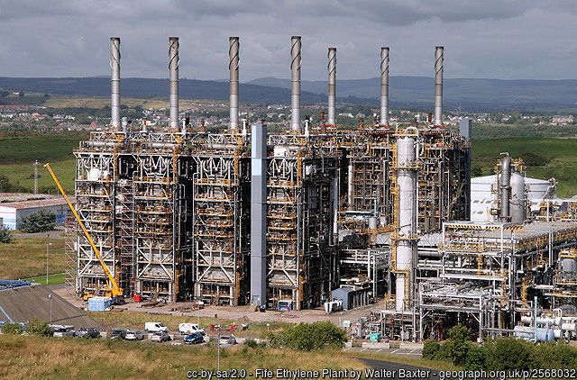 Die Erdölraffinerie von Exxon Mobil in Baton Rouge (Bild) ist die viertgrößte in den USA und die zwölftgrößte auf der Welt. Mit einem Jahresumsatz von 177,8 Milliarden Euro ist Exxon Mobil zudem in der Top 10 der  500 umsatzstärksten Unternehmen der Welt (Fortune Global 500). (Bild: Fife Ethylene Plant / Walter Baxter / CC BY-SA 2.0)