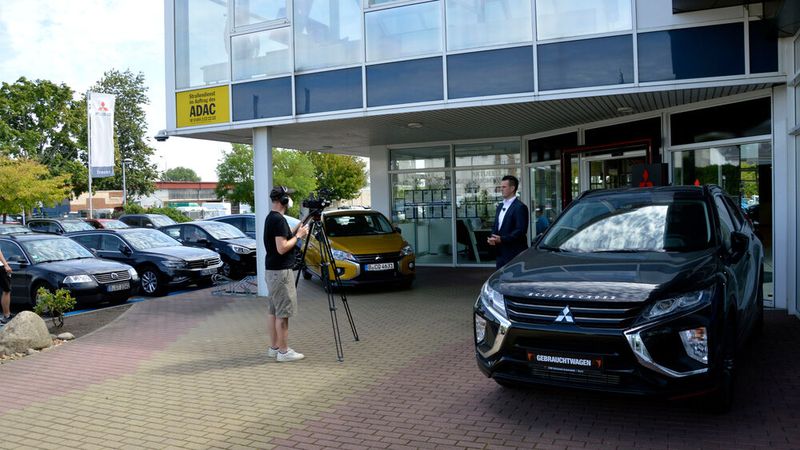 Anschließend wurden die Eindrücke im Video festgehalten. (Bild: Achter/»kfz-betrieb«)