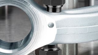 Die selbstständig rückschwenkenden Pendelauflagen von Kipp kommen zur Bearbeitung von Gesenkschmiede-Bauteilen zum Einsatz. (Kipp)