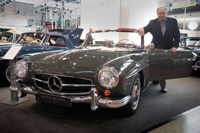 Am Stand von Bechtel hatte sich ein Veteran der Autoszene angekündigt: Rennfahrer Jochen Maas. (Messe Stuttgart)