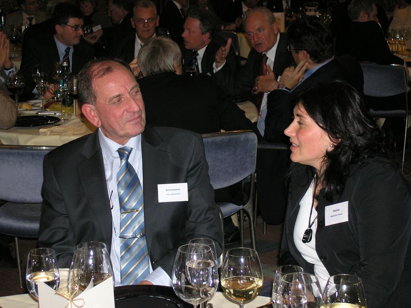 Harald Schiemann, Vertriebsleiter cms electronics, und Claudia Mallok, ELEKTRONIKPRAXIS (Archiv: Vogel Business Media)