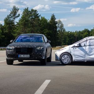 Droht eine seitliche Kollision, hebt sich die Karosserie um bis zu acht Zentimeter an und soll so die Aufprallenergie auf steifere Fahrzeugstrukturen lenken.(Bild:  Daimler)