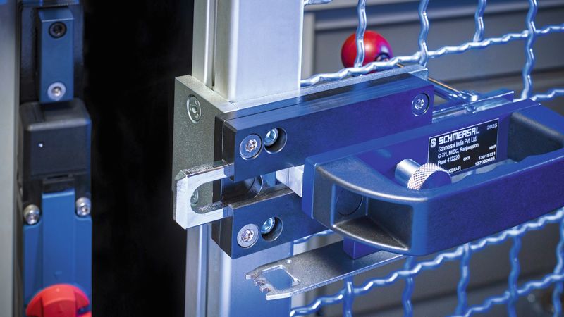 Der AZM150 von Schmersal ist eine elektromechanische Sicherheitszuhaltung. Sie ist entweder standardcodiert oder als I-Variante nach ISO 14119 hochcodiert erhältlich.(Bild:  Schmersal Group / Dominik Gierke)
