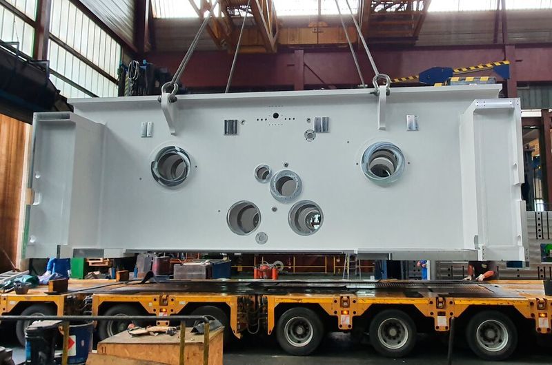 Mit einem Schwertransport gelangte das fertige Kopfstück zurück zu Voelstalpine Automotive Components. (Jebens/Jung Großmechanik)