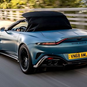 Laut Aston Martin öffnet sich das achtfach isolierte „schnellste Faltdach auf dem Markt“ in 6,8 Sekunden und bis Tempo 50.(Bild:  Aston Martin)