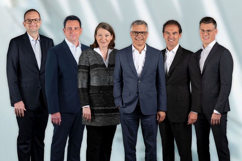 Der neue Daimler-Financial-Vorstand (v.l.n.r.): Peter Henn, Jörg Lamparter, Yvonne Rosslenbroich, Franz Reiner, Peter Zieringer, Stephan Unger. (© Daimler AG)