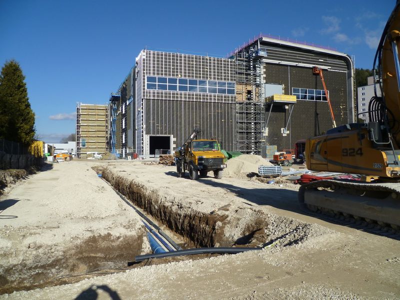 ... das Unternehmen investiert wie nie zuvor in neue Porduktionsgebäude. Hier zu sehen: der Baufortschritt an der Außenfassade der Innovation Factory. Nach der aktuell geplanten Übergabe des Gebäudes im Juni 2014 soll die Innovation Factory ab August bezogen werden. Der Umzug soll bis Ende des Jahres abgeschlossen sein. (Bild: Aesculap)
