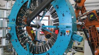 Automatisiertes Flechtverfahren mit flexiblem Flechtkern zur Herstellung komplexer Hohlbauteile (Munich Composites)