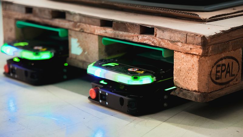 Autonomes Palettenhandling LIVE: Fachbesucher können die neueste Ausführung der Filics Unit live am Filics-Messestand erleben (Halle 8, Stand 8F25) und sich vor Ort über konkrete Einsatzszenarien in Logistik- und Produktionsumgebungen informieren. (Bild:  Filics)