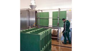 Die Kunststoffpaletten werden in der 20 m langen Reinigungsmaschine in drei Programmen gewaschen. (Bild: Ahn)