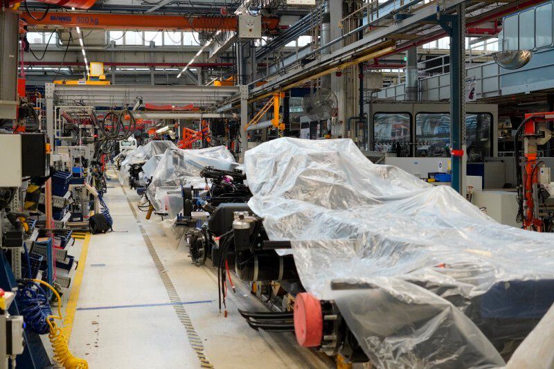 Der Ukrainekrieg hat die Lkw-Produktion von MAN an vielen Standorten lahm gelegt. Für die kommenden drei Monate prognositziert der Vorstand deshalb nichts Gutes. Hier mehr Details.