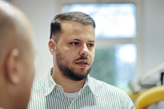 Ferdi Saiti, CEO der Strähl Décolletage AG: «Wir hätten drei Retrofit-Anlagen benötigt, um den Output zu erreichen, den wir aktuell mit der ‹CUBE 350› erzielen. Wenn man dann noch Service und Bedienpersonal dazurechnet, sind Retrofit-Anlagen für dieses spezifische Aufgabenspektrum langfristig nicht rentabel.»(Bild:  Matthias Böhm)