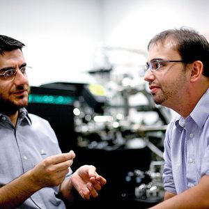 Wie können sich Metalle selbst heilen? Dr. Cem Tasan (links) und Dr. Blazej Grabowski versuchen, dies durch den Einsatz von Formgedächtnis-Nanopartikeln zu erzielen.