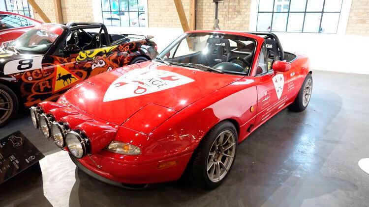 Mit diesem MX-5 stellte Mazda Motors Deutschland in der Nacht des 17. Juli 2019 mit 2.900 durchfahrenen Kurven den Weltrekord für die meisten mit dem Auto in zwölf Stunden gefahrenen Haarnadelkurven auf. Als „Rennstrecke“  für den MX-5 der ersten Generation diente eine Passstraße im Kaunertal (Österreich). (Bild: Dominsky/»kfz-betrieb«)