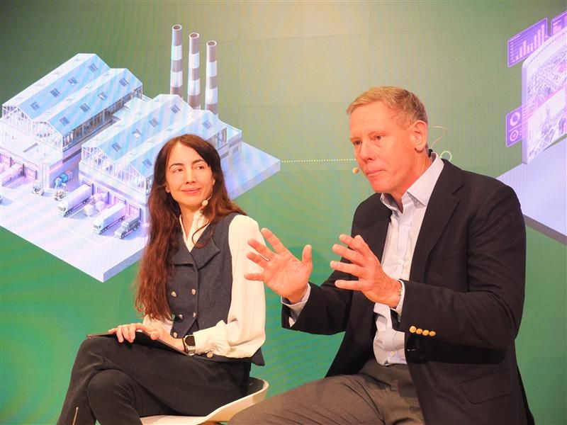 Gwenaelle Huet von Schneider Electric und Caspar Herzberg von Aveva erklären, warum Energy Intelligence und Industrial Intelligence zusammen gedacht ein enormes Potenzial in der Produktion freisetzen können.  (Bild: Ute Drescher/VCG)