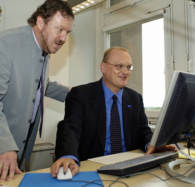 Franz-Rudolf Aßmann, Account Manager bei den BASF IT Services und Dr. Axel Polt, Leiter der Engineering Abteilung bei BASF diskutieren die Installation neuer Updates. Polt: „Unsere Anlagensimulation steht am Ende als Kostenfluss €/a auf dem Bildschirm.“ (Archiv: Vogel Business Media)