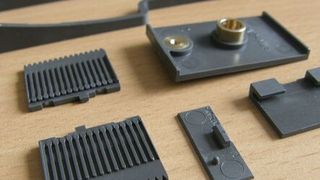 Aufgrund hoher Strahlung in Geräten wie Computertomographen müssen empfindliche Teile abgeschirmt werden. Nachdem die Verwendung von Blei durch die RoHS-Richtlinie enorm eingeschränkt wurde, ist mit dem Wolfram-Kunststoff-Compound Trilliant eine neue Lösung gefunden. (Bild:Reiter-HG Geiger Kunststofftechnik)