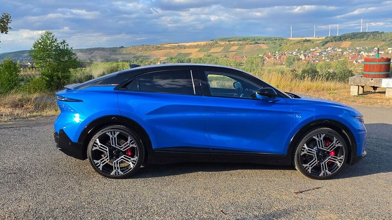 2. Die Abmessungen: Der Alpine A 390 GT ist gut 4,6 Meter lang, knapp 1,9 Meter breit und gut 1,5 Meter hoch. Der Radstand misst 2,7 Meter. Die Sitzposition ist für ein Sport-Fastback recht hoch. (Bild: Mauritz – VCG)