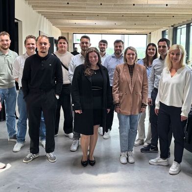 Führungskräfte von morgen: Die APM AG, ein Verbund aus 37 familiengeführten Autohäusern, bietet dem Branchennachwuchs eine Unternehmerausbildung (startet ab Herbst) sowie einen fortlaufenden Austausch in seiner Next-Generation-Gruppe. Die jüngste Austausch-Runde fand Ende Mai im Home of Mobility in Wertheim statt (im Bild: die Teilnehmer des Austauschs). (Bild: Achter – VCG)