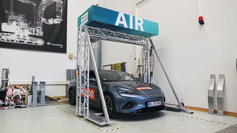 Im Portal der AIR-Anlage wird das Fahrzeug von oben nach unten in Abschnitten von 50 bis 60 Millimetern durchstrahlt.(Bild:  Rosenow – VCG)