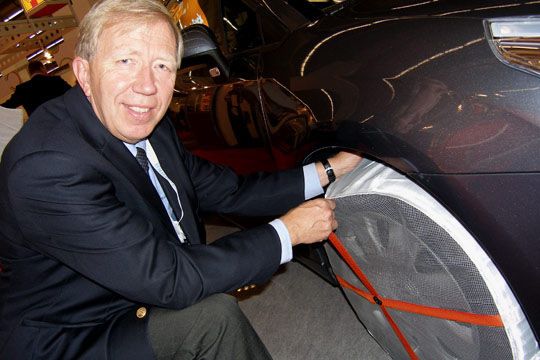 Autosock-Chef Harald Andresen zeigt, wie einfach seine textile Alternative zur guten alten Schneekette aufzuziehen ist.  (Archiv: Vogel Business Media)