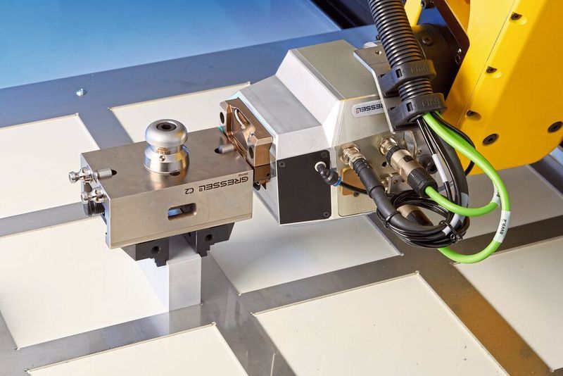 Mit dem Werkstückspanner nimmt der Roboter aus einem Pufferspeicher Rohlinge auf. (Gressel AG)