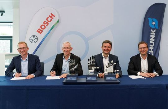 Kickoff for a development partnership between Schunk and Bosch: Jürgen Müller (CEO, Robert Bosch Robotics GmbH), Dr. Stefan Waschul (Head of Manufacturing for the Vehicle Motion Business Sector, Robert Bosch GmbH), Timo Gessmann (CTO, Schunk) and Falk Bäurle (COO/CFO, Schunk) at the signing of the agreement.(Image: Image: Schunk SE & Co. KG)