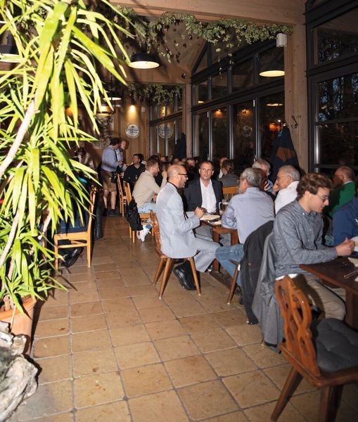 Zu einem gelungenen Förderprozessforen-Tag gehört das ungezwungene Get-Together und ins Gespräch Kommen einfach dazu… (Bild: Oxana Gruber Photography)