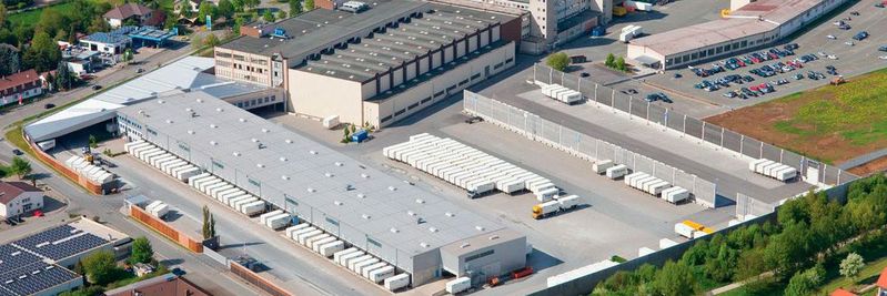 Die Kombination aus Hauptumschlagsbasis (HUB, unterer Bildteil) und Lager an einem Standort wie in Altenkunstadt ist für den Baur Versand ein Alleinstellungsmerkmal und sichert eine schnelle Abwicklung.(Bild:  Indu-Sol)