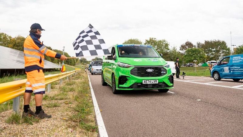 Jeder einzelne der 201 Fahrer erhielt einen symolischen Eintrag ins Guiness Buch der Rekorde. (Bild: Ford)