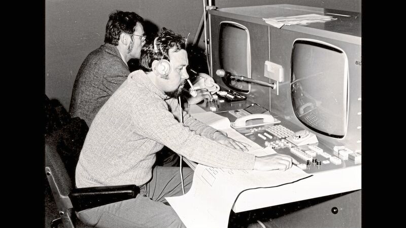 Kontrollraum der AZUR Mission 1969. Man beachte die Computertechnik. (DLR)