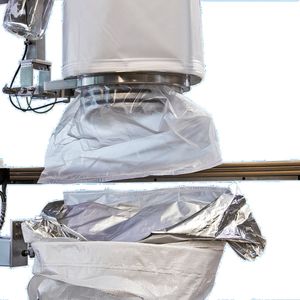 Beim Befüllen wird die Containment-Folie in den Big-Bag-Inliner eingelegt, beide Folien werden manuell gespreizt und mit einer Doppel-Schweißnaht thermisch verschweißt. (Bild:  Novindustra)