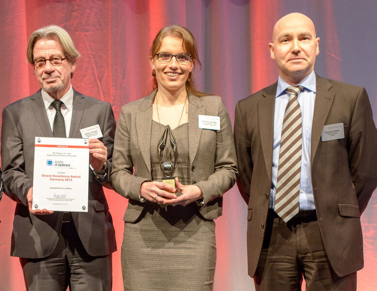 Der „Applications Partner of the Year“: Christina Beinker und Wilhelm Rongen (l.) von Igepa mit Oracle-Manager Stephan Weber. (© Arndt Mueller)