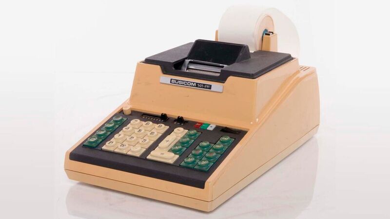 Im Oktober 1971 kam die Rechenmaschine Busicom 141-PF auf den Markt. In ihr steckten der  4-Bit-Prozessor 4004, der ROM-Chip 4001, der RAM-Baustein 4002 und das Shift-Register 4003. (Intel)