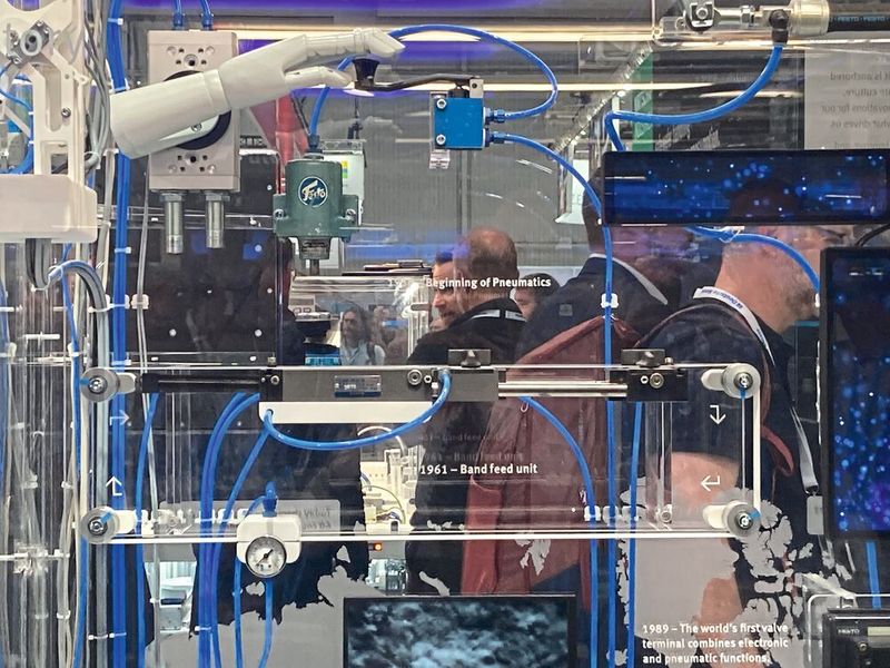Die „Incredible Machine“ bei Festo zeigt die Anfänge in der Pneumatik. (Bild: Stefanie Michel)